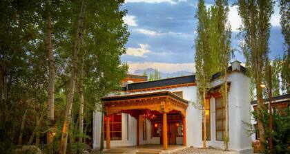 Lha - Ri - Sa Resort