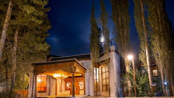 Façade de l’hébergement - soirée/nuit