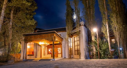 Lha - Ri - Sa Resort