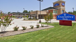 Ein Hotel mit einer auffälligen Schilder, auf denen „Executive Inn & Suites“ steht.