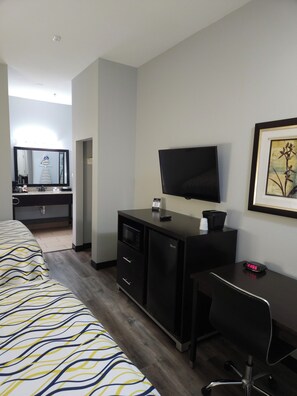 高級寢具、書桌、熨斗/熨衫板、摺床/加床 (收費)