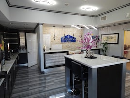 Una cocina moderna con una isla central, una cafetera y un cartel de Executive Inn.