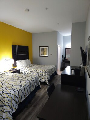 Premium bedding, desk, iron/ironing board, rollaway beds - Executive Inn and Suites Tyler (Tyler)