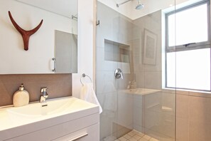 Apartment, 3 Bedrooms | Bathroom | Separate tub and shower, deep soaking tub, free toiletries, hair dryer