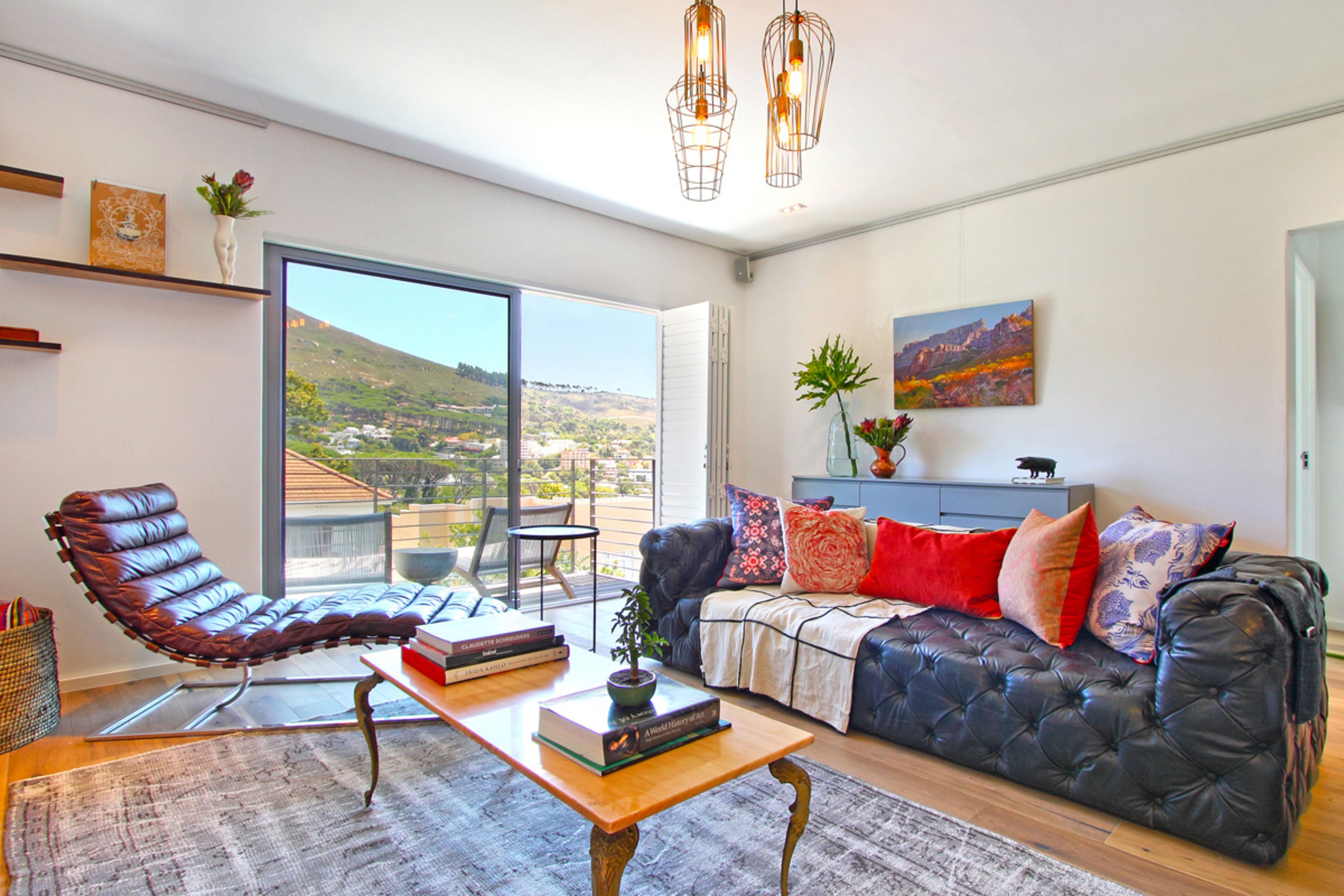 Departamento, 3 habitaciones | Área de sala de estar | Televisión de pantalla plana y chimenea 