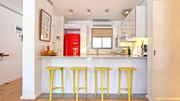 Apartment, 3 Bedrooms | Private kitchen | Full-size fridge, microwave, oven, stovetop