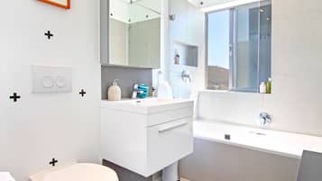 Apartment, 3 Bedrooms | Bathroom | Separate tub and shower, deep soaking tub, free toiletries, hair dryer