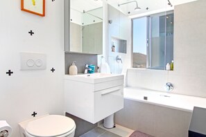Apartamento, 3 habitaciones | Baño | Bañera y ducha independientes y bañera profunda