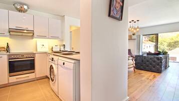 Apartment, 3 Bedrooms | Private kitchen | Full-size fridge, microwave, oven, stovetop