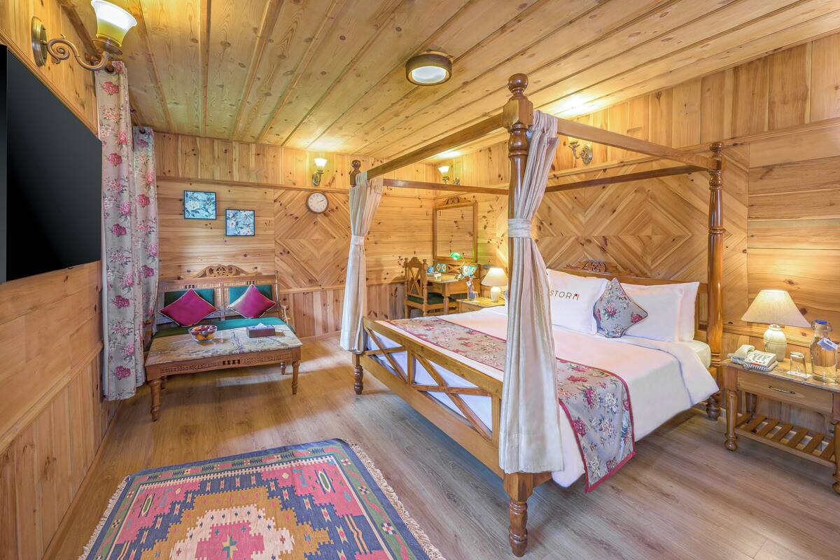 Deluxe Room, 1 Queen Bed (Garden View Double) | Premium bedding, down duvets, in-room safe, desk