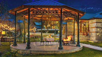 Breakfast, lunch, dinner served; al fresco dining