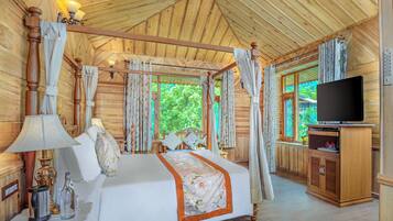 Deluxe Room, 1 Queen Bed (Rohtang View Double) | Premium bedding, down duvets, in-room safe, desk