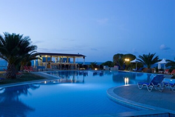 Utendørsbasseng, bassengparasoller og solsenger