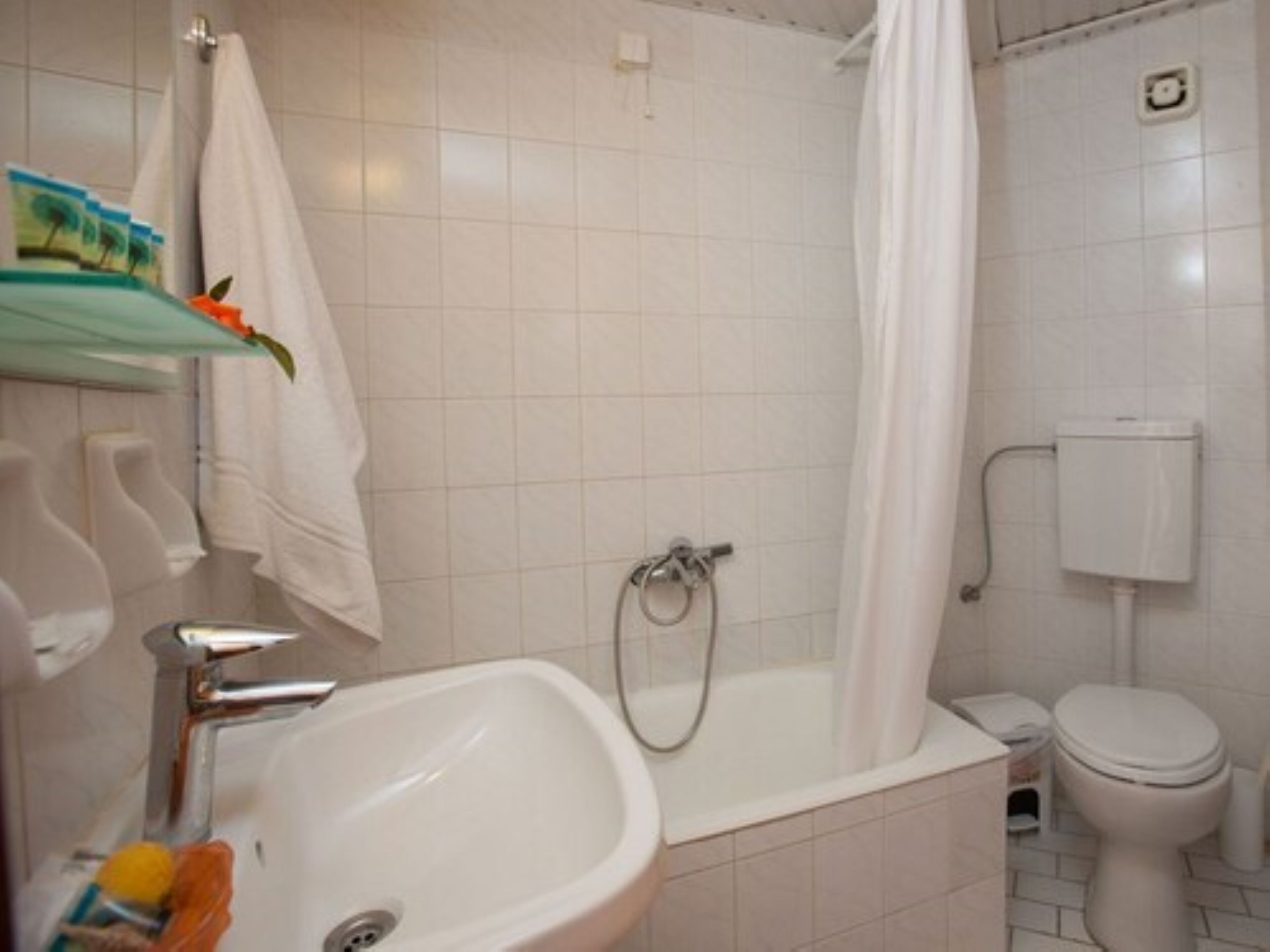 bathtub, free toiletries, hair dryer, towels