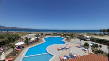 Outdoor pool, pool umbrellas, sun loungers