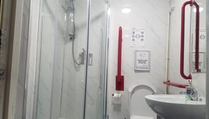Bruser, brusehoved med hydromassage, hårtørrer, håndklæder