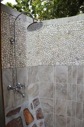 Bañera con ducha, artículos de tocador gratuitos, secador de pelo