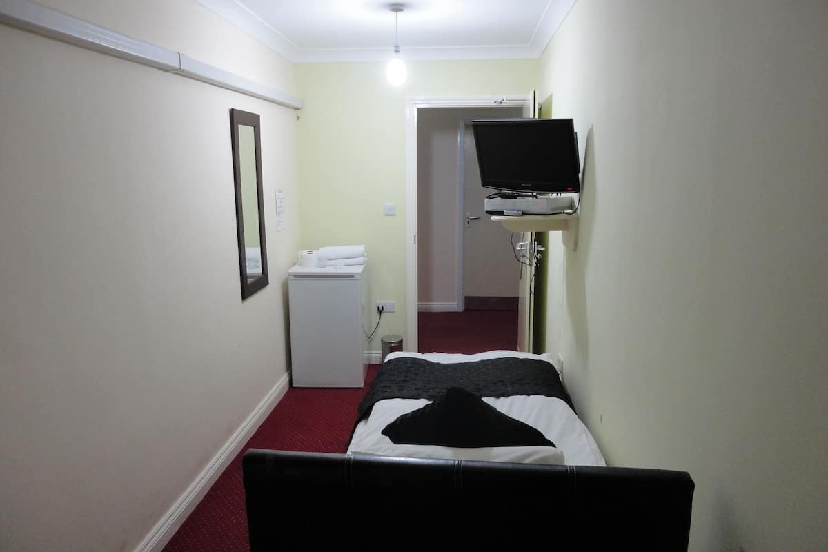 Economy Twin kamer | Badkamer | Een haardroger, handdoeken