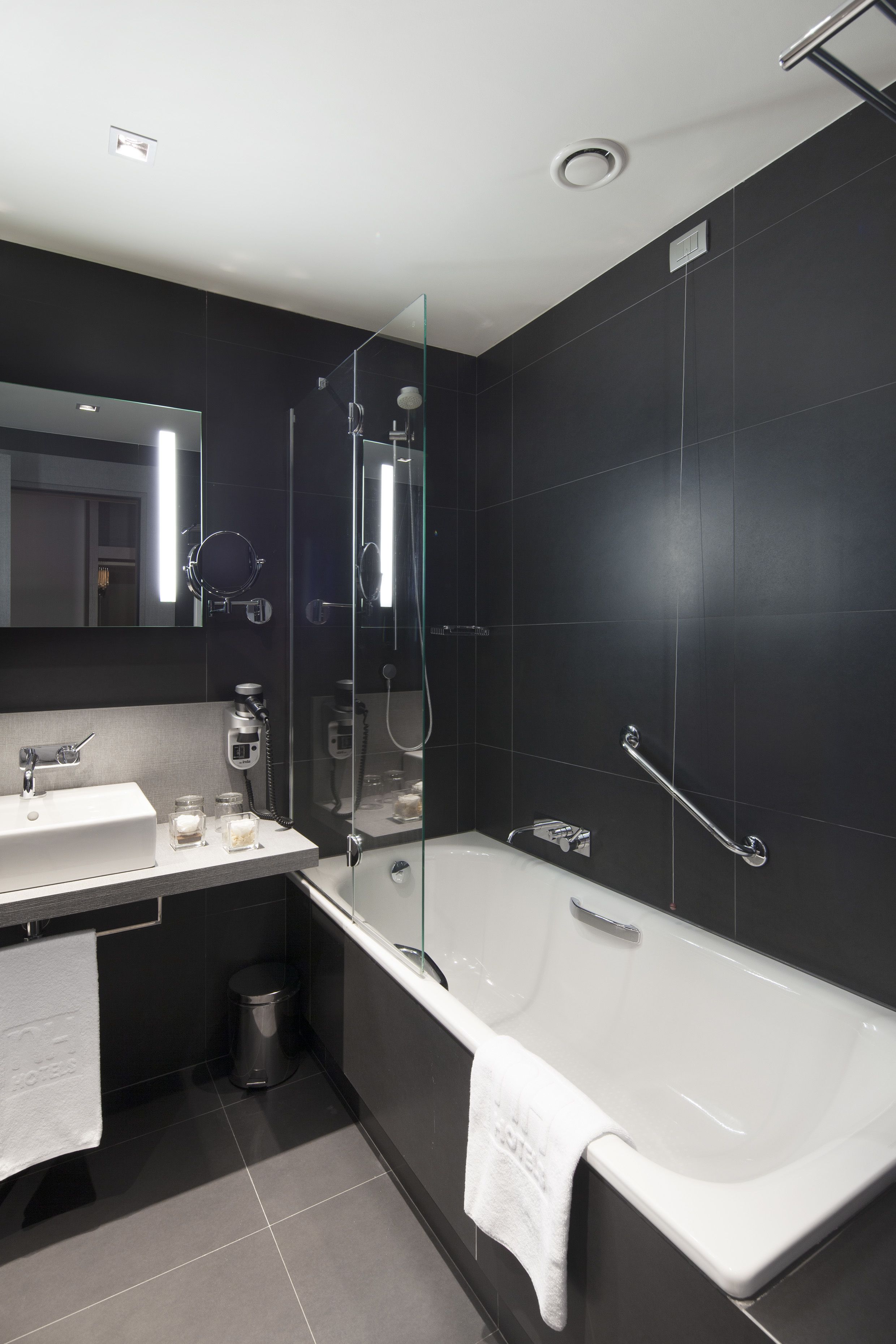 combined shower/bathtub, eco-friendly toiletries, hair dryer, bidet