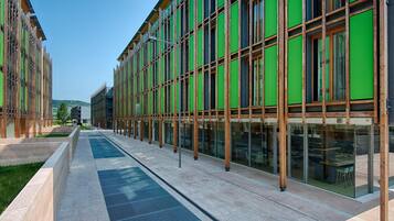 Un bâtiment moderne doté de grandes fenêtres et d’une galerie couverte.
