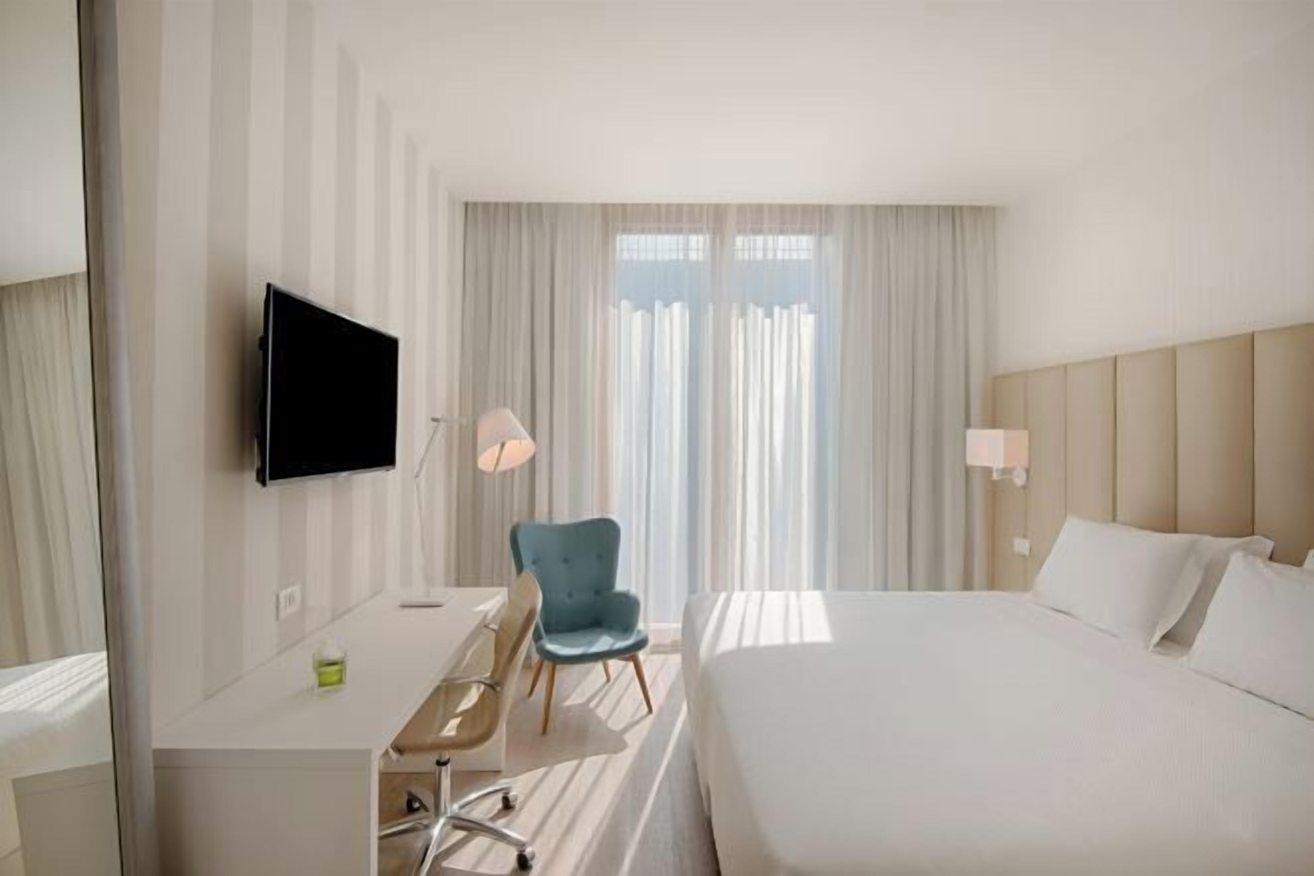 Minibar, in-room safe, desk, soundproofing