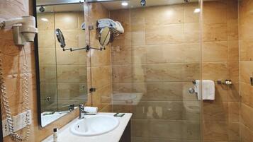 Executive Room, 1 King Bed, Non Smoking | Egyptian cotton sheets, premium bedding, minibar, in-room safe