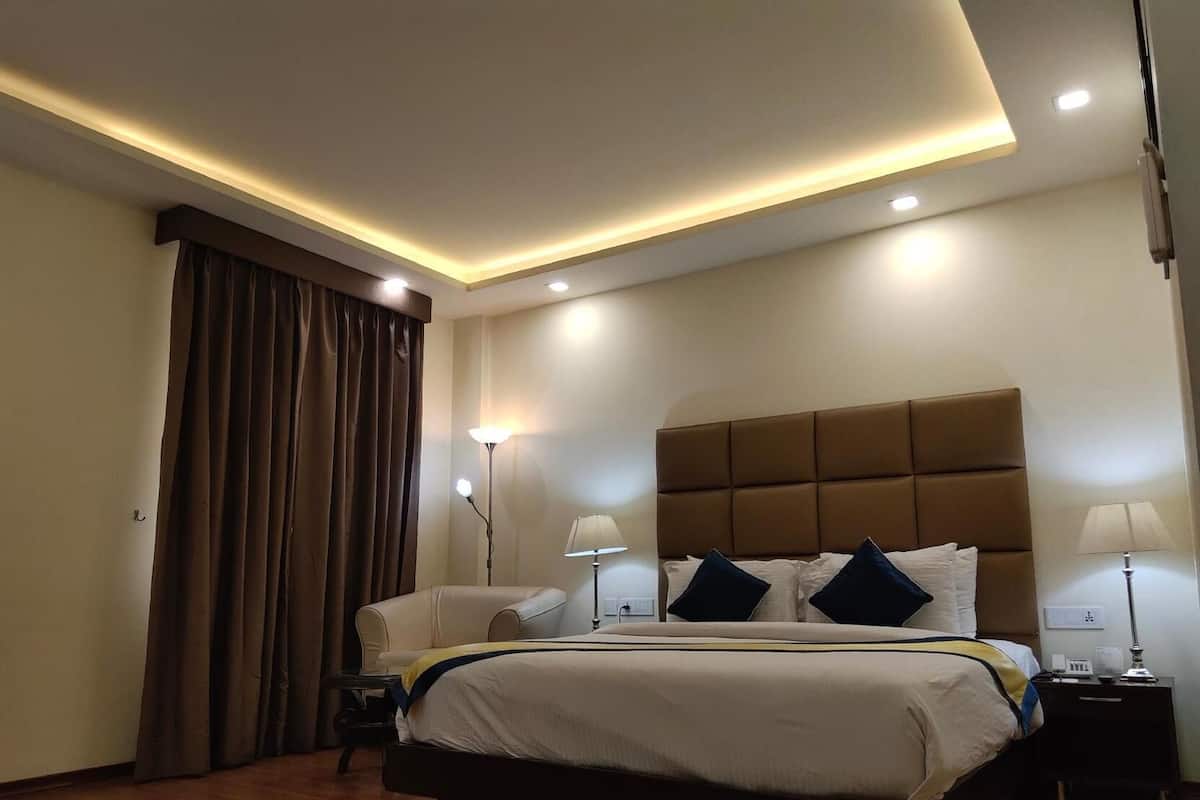 Egyptian cotton sheets, premium bedding, minibar, in-room safe
