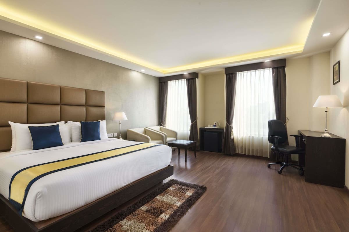 Egyptian cotton sheets, premium bedding, minibar, in-room safe