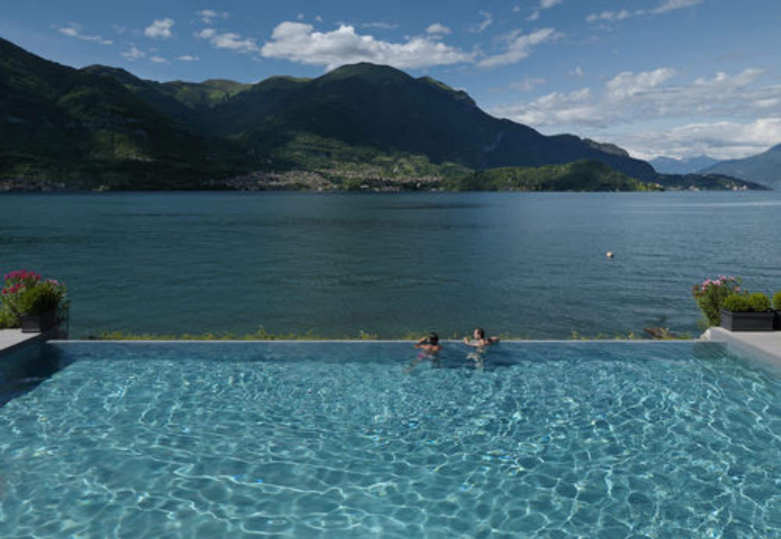 สระว่ายน้ำกลางแจ้งเปิดตามฤดูกาล, ร่มริมสระว่ายน้ำ, เก้าอี้อาบแดดริมสระ