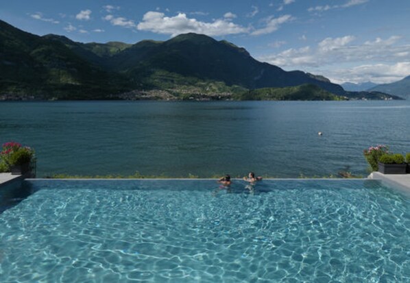 Een seizoensgebonden buitenzwembad en parasols bij het zwembad