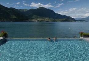 Una piscina al aire libre de temporada, sombrillas