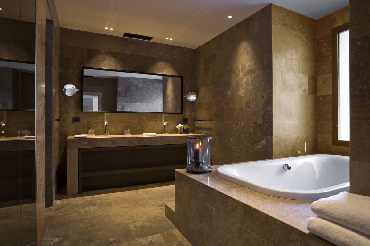 junior suite, lake view | bathroom | free toiletries, hair dryer, slippers, bidet