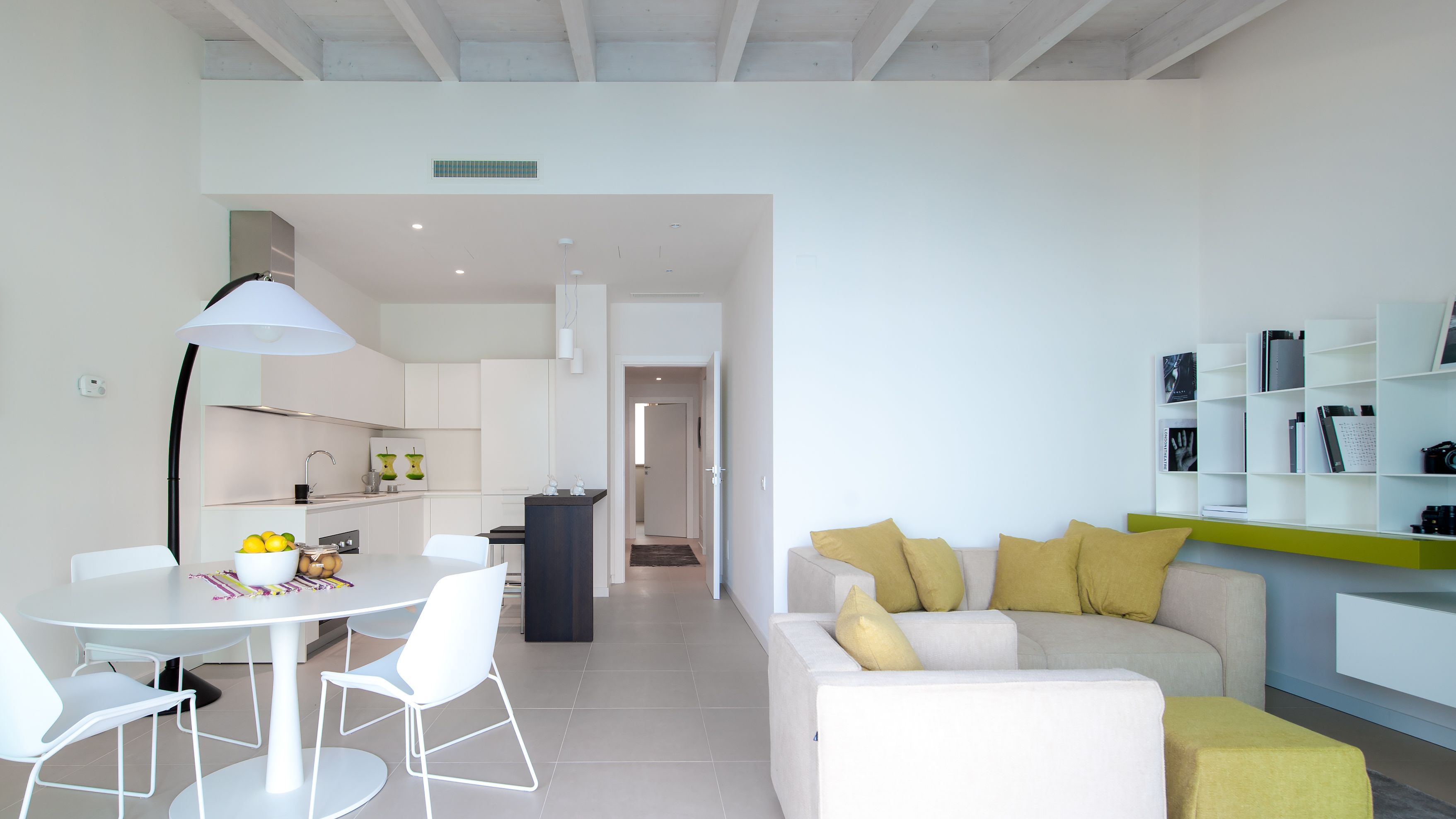 Un appartamento moderno con zona pranzo, cucina e soggiorno.