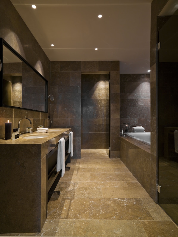 A modern bathroom with a large mirror, two sinks, a bathtub, and a shower area. - Filario Hotel & Residences (Lezzeno)
