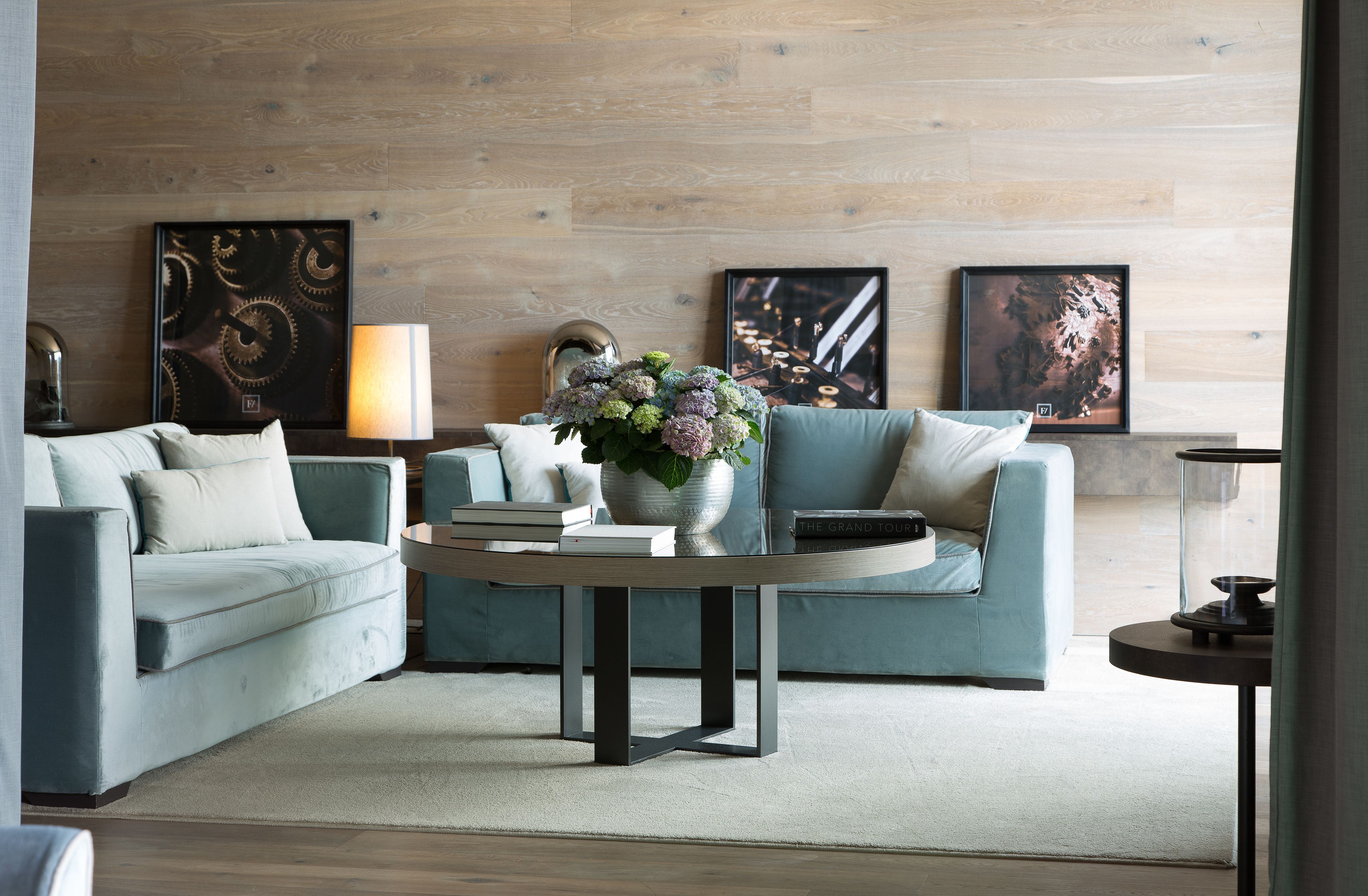 Ein modernes Wohnzimmer mit zwei Sofas, einem Couchtisch und Dekorationselementen.