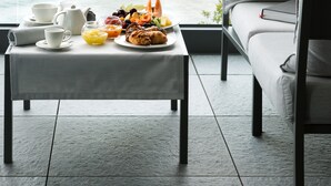 A dining table with breakfast items and a view of a lake. - Filario Hotel & Residences (Lezzeno)