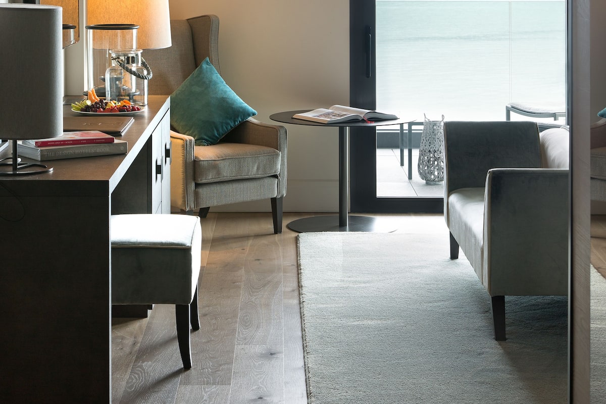 Deluxe kamer, uitzicht op meer | Italiaanse Frette-lakens, luxe beddengoed, een kluis op de kamer