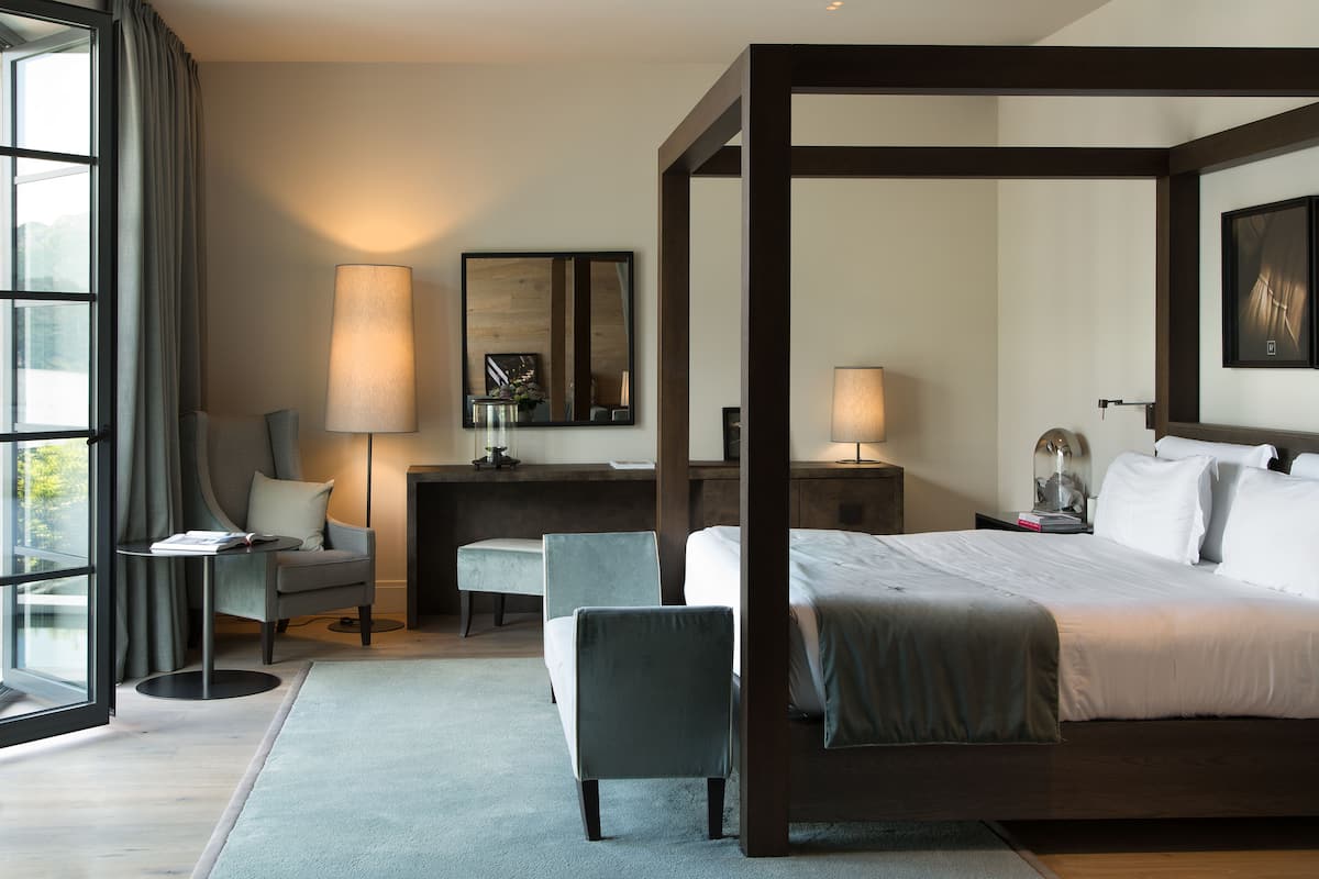 Grand suite, uitzicht op meer | Italiaanse Frette-lakens, luxe beddengoed, een kluis op de kamer