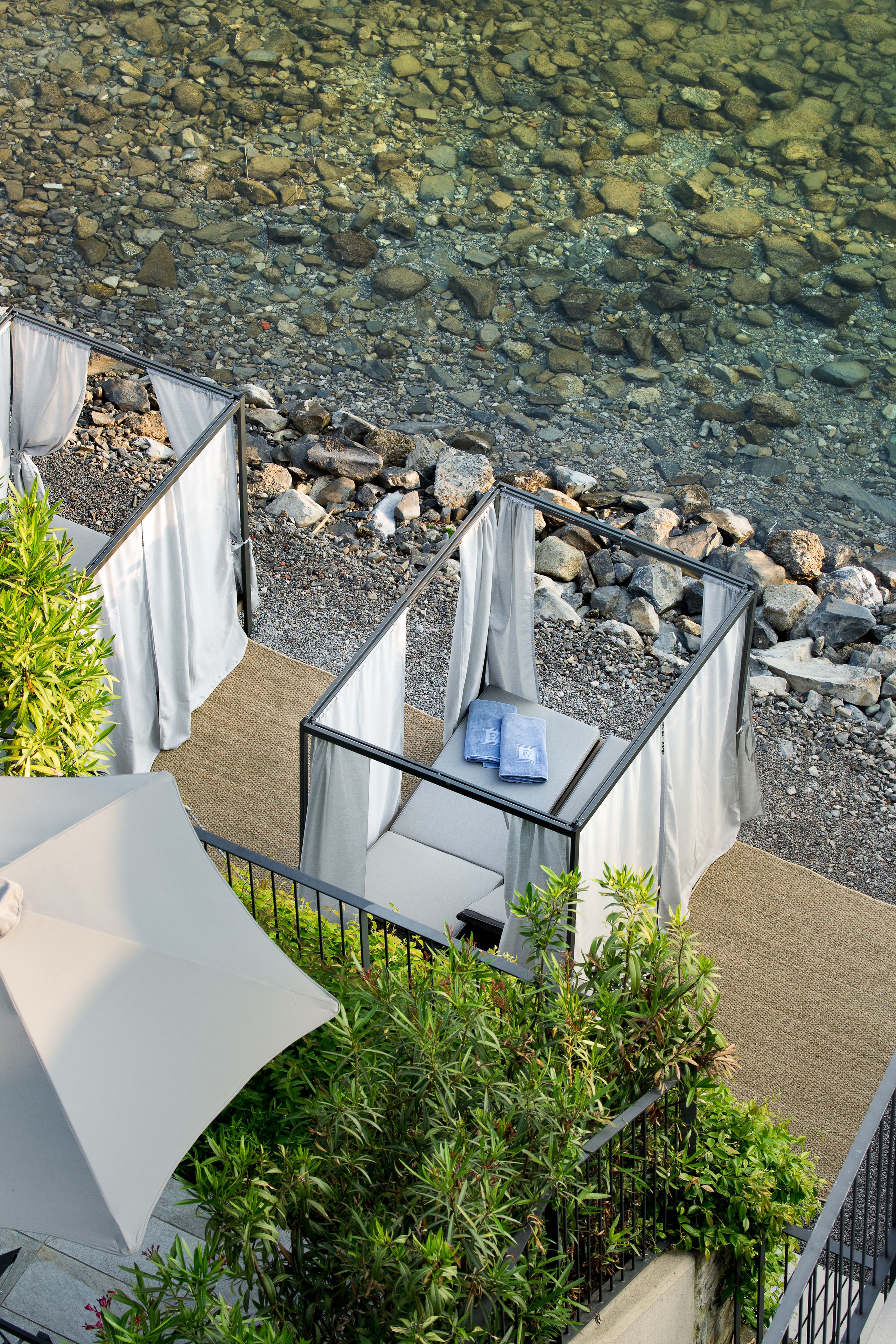 Privatstrand, schwarzer Sandstrand, Cabañas (kostenlos), Liegestühle