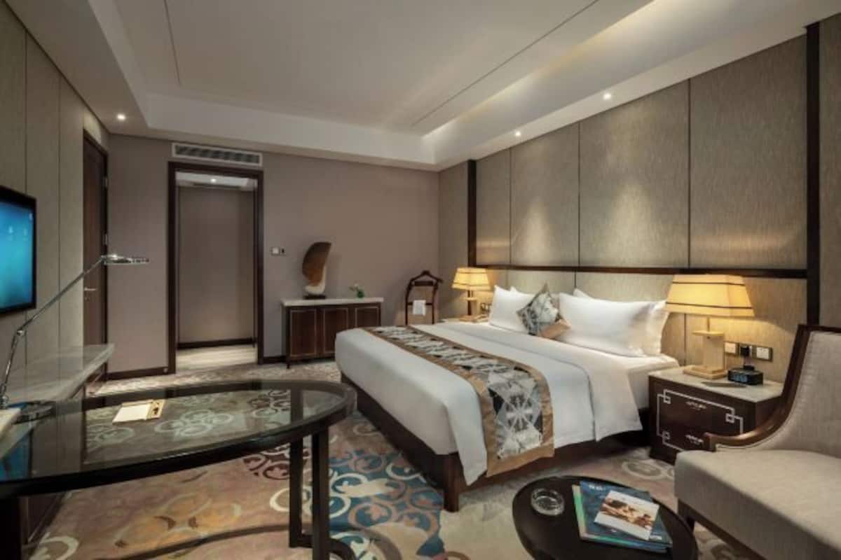 Cribs/infant beds, alarm clocks