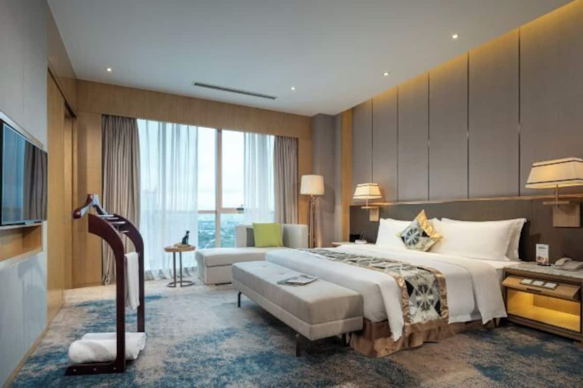 Cribs/infant beds, alarm clocks