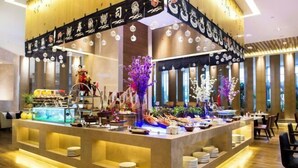 Un área de bufé con diversos alimentos y detalles decorativos.