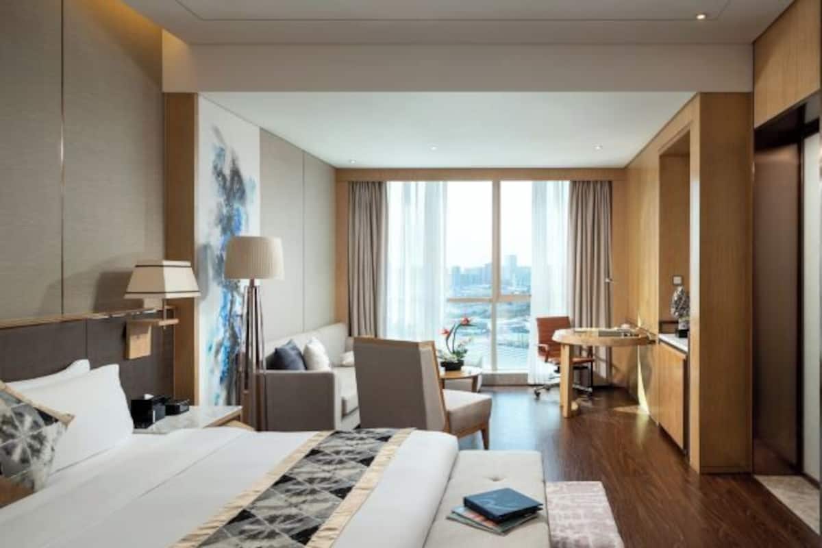 Cribs/infant beds, alarm clocks