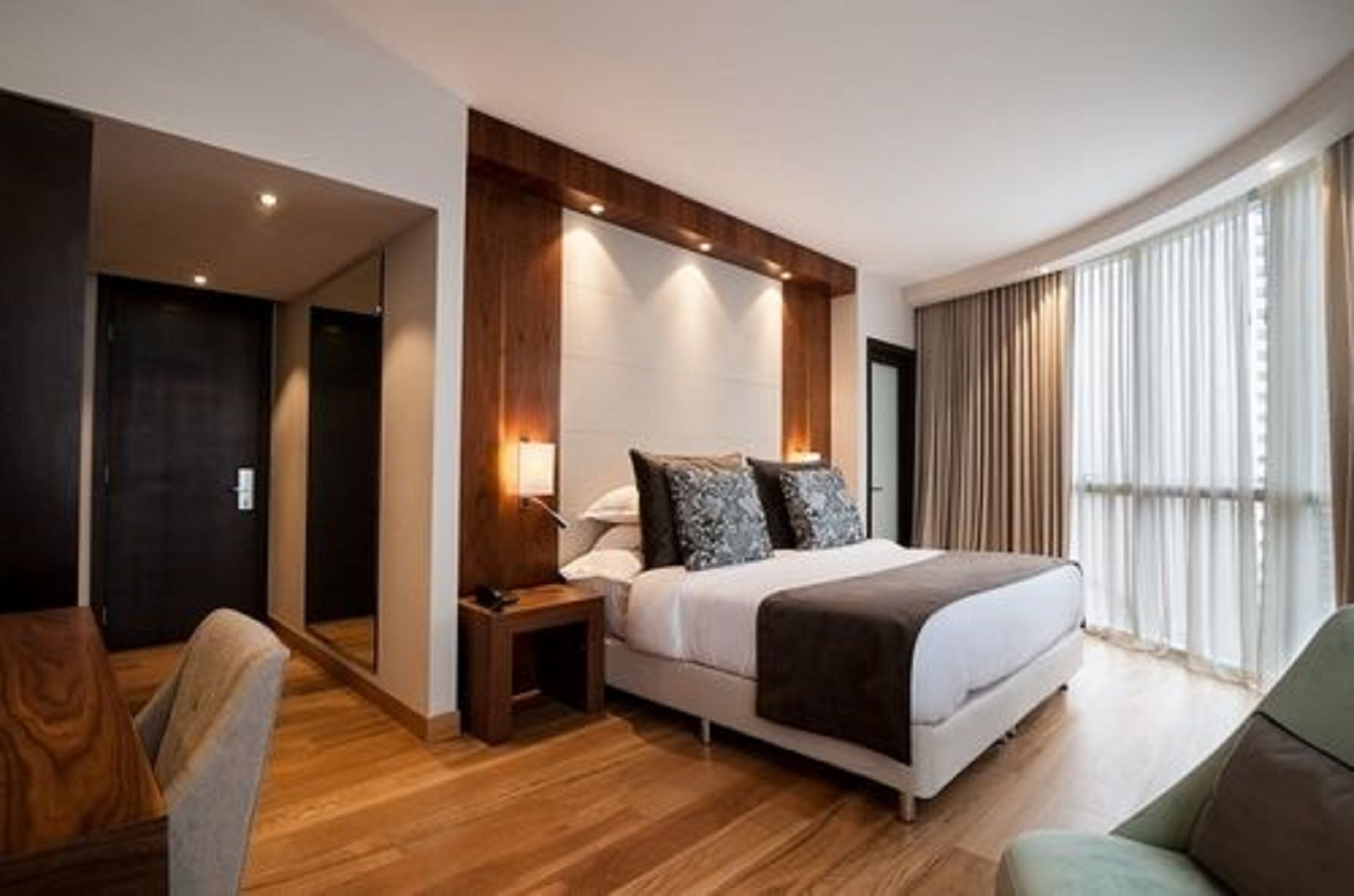 suite (parana) | premium bedding, minibar, in-room safe, desk