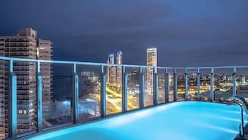Una piscina techada, una piscina al aire libre