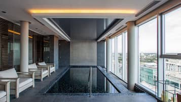 Piscine couverte, piscine extérieure, chaises longues
