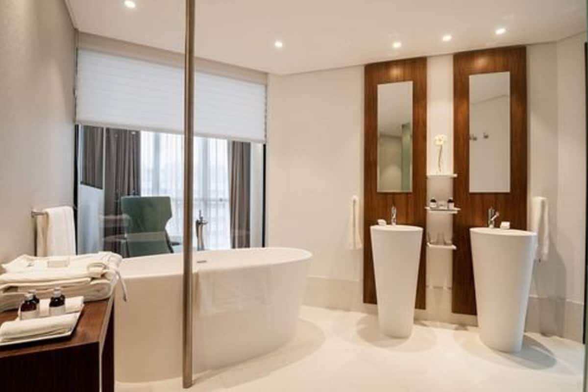 suite (parana) | bathroom | combined shower/bathtub, deep-soaking bathtub, free toiletries
