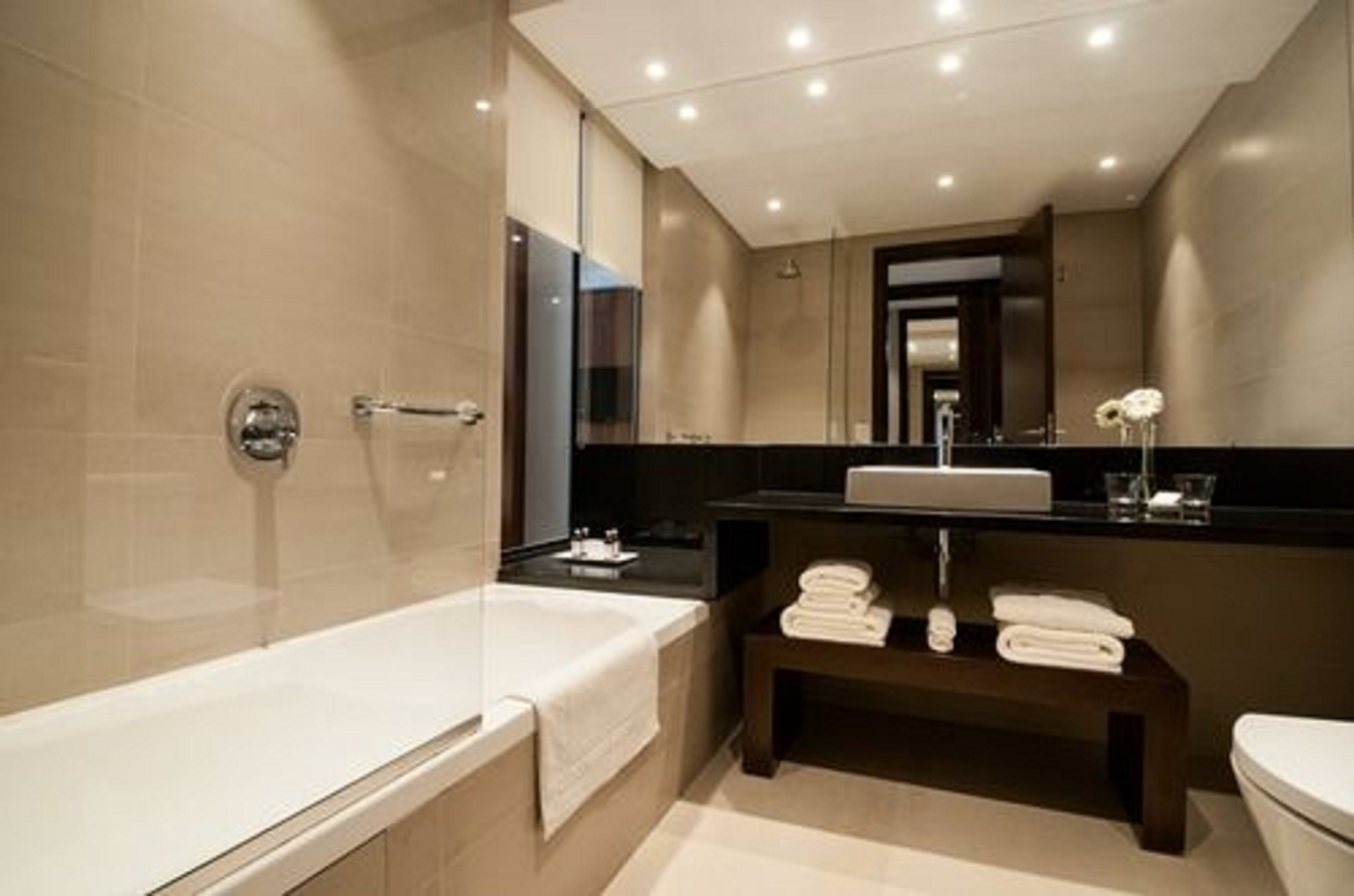 executive room (parana) | bathroom | combined shower/bathtub, deep-soaking bathtub, free toiletries