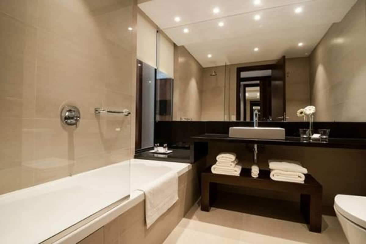 executive room (parana) | bathroom | combined shower/bathtub, deep-soaking bathtub, free toiletries