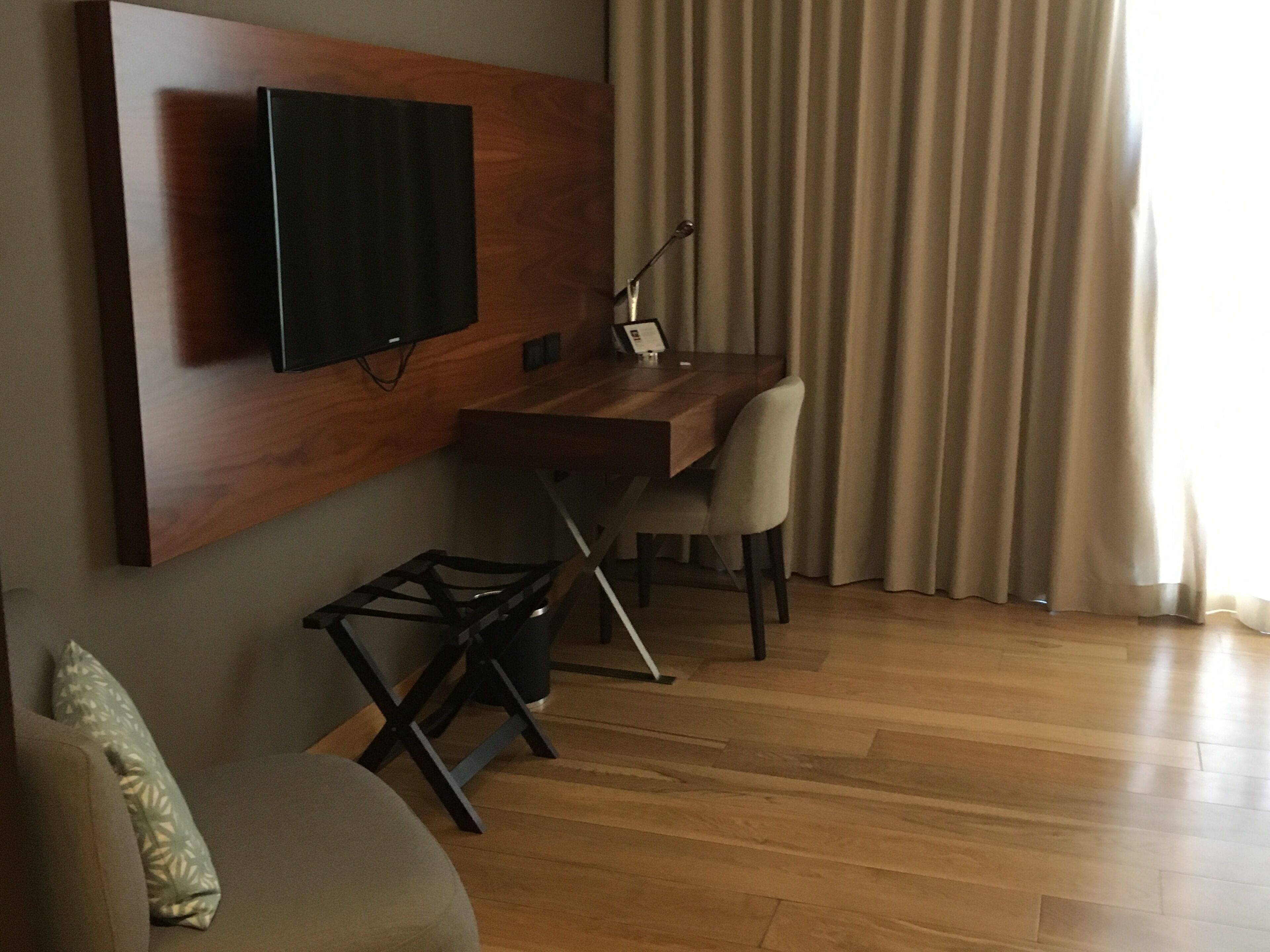 executive room (adaptada) | premium bedding, minibar, in-room safe, desk